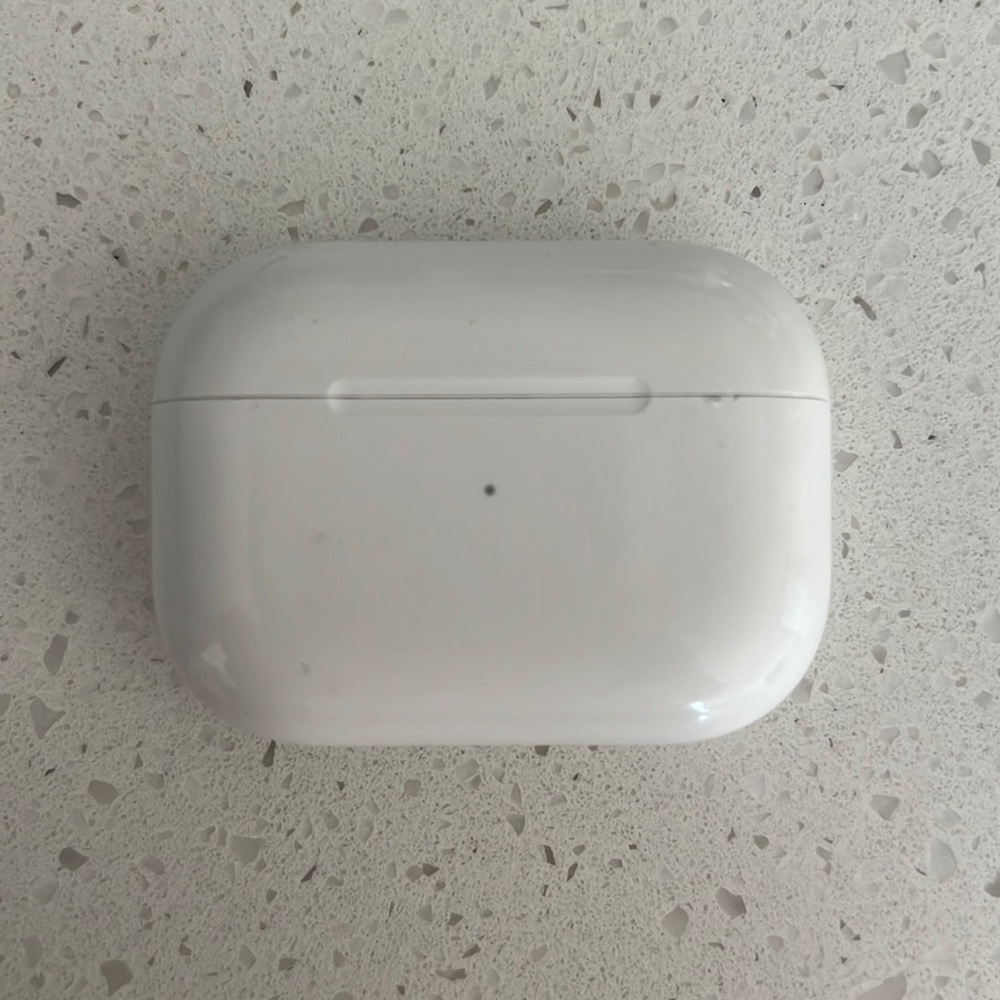 Airpods Pro (missing left headphone)